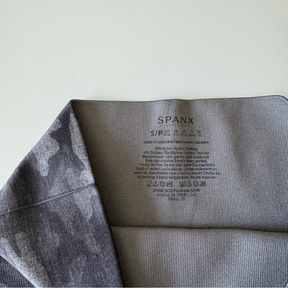 SPANX Look At Me Now Cropped Seamless Legging Sage Camo Grey Size Small - Picture 6 of 8